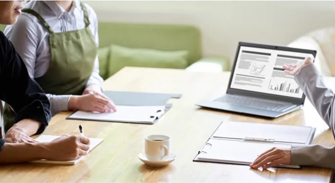 会議室でビジネスミーティングを行う3人