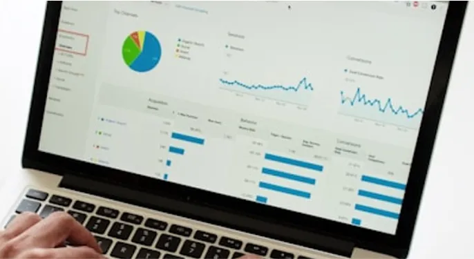 パソコンの画面に表示されたアクセス解析データを確認する手